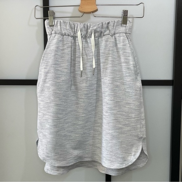 [2] Lululemon Athletica Grey & White Stripe On The Fly Skirt Women’s Like New - Picture 5 of 13